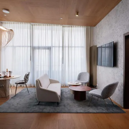 فندق Iceland Parliament Hotel, Curio Collection By Hilton 4*